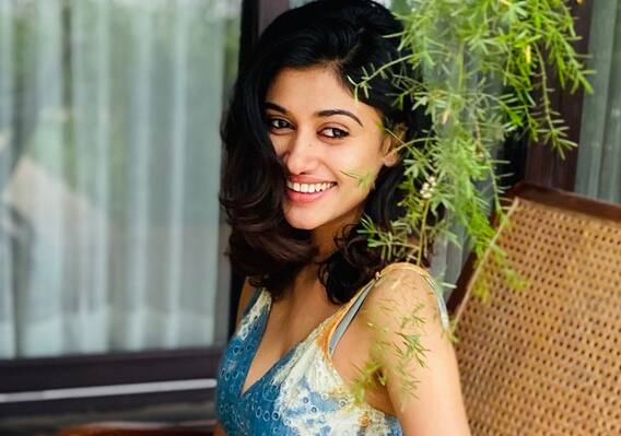 Actress Oviya Pictures: கோண கொண்டைக்காரி குத்துற கண்ணால! ஓவியா லேட்டஸ்ட் க்ளிக்ஸ்! Actress Oviya Pictures: கோண கொண்டைக்காரி குத்துற கண்ணால! ஓவியா லேட்டஸ்ட் க்ளிக்ஸ்!
