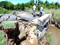 மயிலாடுதுறை: தூர்வார ஒரு அளவு இல்லையா? படாரென உள்வாங்கிய பாலம்.!