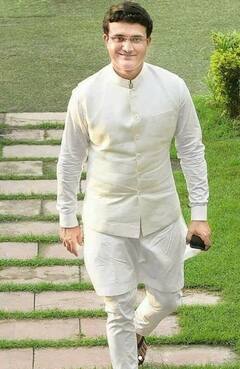 Sourav Ganguly Birthday: রাত ১২টায় মেয়ে সানার দেওয়া কেক কেটে জন্মদিন পালন সৌরভের