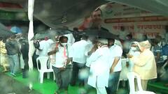 Nagpur : इंधन दरवाढीविरोधात काँग्रेसचं आंदोलन; पावसामुळे मांडव कोसळला, आंदोलकांची धावाधाव