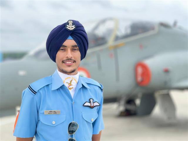 Adesh Prakash Singh of Nowshera Pannun village has been posted as flying officer in Air Force. Adesh Prakash Singh: 19 ਸਾਲਾ ਆਦੇਸ਼ ਪ੍ਰਕਾਸ਼ ਦੇ ਫਲਾਇੰਗ ਅਫ਼ਸਰ ਬਣਨ 'ਤੇ ਇਲਾਕੇ 'ਚ ਖੁਸ਼ੀ ਦਾ ਮਾਹੌਲ