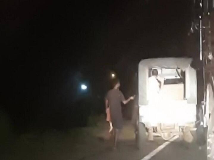 Bihar: Video of police personnel recovering from trucks laden with sand goes viral, SDPO said about investigation ann बिहार: बालू लदे ट्रकों से वसूली करते पुलिस जवान का वीडियो वायरल, एसडीपीओ ने कही जांच की बात