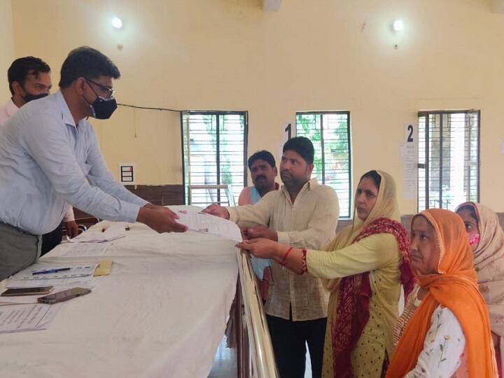 candidates file nomination for Block Pramukh Chunav in amroha uttar pradesh ann Amroha Block Pramukh Chunav: प्रत्याशियों ने दाखिल किया नामांकन, किसानों ने की नारेबाजी   