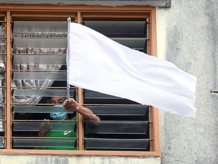Malaysia people are doing white flag campiagn amid lockdown crisis for Emergency SOS helps கொரோனா ஊரடங்கு காலத்தில் வீடுகளில் பறக்கும் வெள்ளை கொடி - காரணம் இதுதான்!