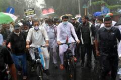 PHOTO:  काँग्रेसची नागपुरात भर पावसात सायकल यात्रा, सर्व विभागीय मुख्यालयांमध्ये महागाईविरोधात आंदोलन