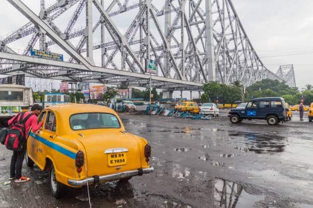 শুধু কলকাতাই নয়, দক্ষিণ বঙ্গের বেশিরভাগ জেলাতেই এদিন দুপরের পর থেকে ঝমঝমিয়ে বৃষ্টি হয়।
