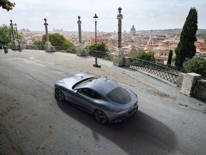 Ferrari Roma च्या इंजिनविषयी बोलायचं तर अंत्यत पॉवरफूल इंजिन आहे. 8 स्पीड ऑटोमॅटिक ट्रान्समिशन गिअरबॉक्स, 3.9 लिटर टर्बोचार्ज्ड V8 इंजिन दिलं आहे. या इंजिनमधून 612 bhp ची पॉवर आणि 760 Nm पीक टॉर्क जनरेट होते. वेगासाठी प्रसिद्ध असलेल्या फेरारीची ही कार अवघ्या 3.4 सेकंदात 0 ते 100 किमी प्रति तास वेग पकडते. तर 200 किमी/ताससाठी केवळ 9.3 सेकंद लागतात. गाडीच्या टॉप स्पीड बद्दल बोलायचं तर तो 320 किमी आहे.