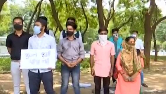 ગાંધીનગર સત્યાગ્રહ છાવણીમાં ધોરણ-10 અને 12ના રિપીટરોનું વિરોધ પ્રદર્શન, જુઓ વીડિયો