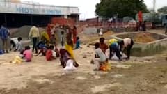 કચ્છના ભચાઉમાં પલટી ખાઈ ગયેલી ટ્રકમાંથી બિનવારસી ખાંડ લેવા લોકોની પડાપડી,જુઓ વીડિયો