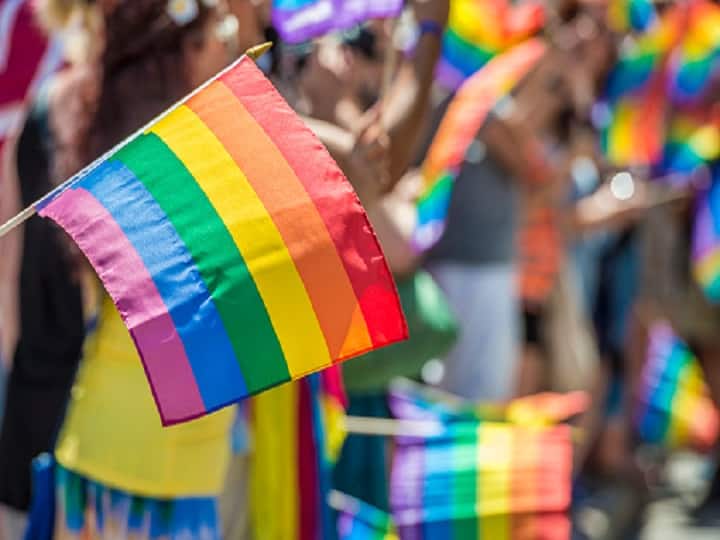 Supreme Court seeks Centres response on pleas to recognize same sex marriage GAY MARRIAGES LGBTQ under SMA LGBTQ: समलैंगिक विवाहांना कायदेशीर मान्यता मिळणार? सुप्रीम कोर्टात सुनावणी होणार
