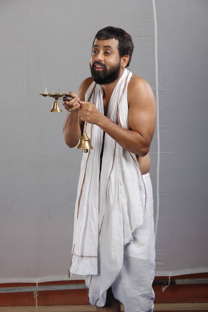 শ্রীরামকৃ্ষ্ণের চরিত্রে এর আগেই অভিনয় করে দর্শকদের মন জিতেছেন অভিনেতা সৌরভ সাহা। আর এবার গদাধর থেকে শ্রীরামকৃষ্ণ হয়ে ওঠার যাত্রা দেখবেন দর্শকরা। শ্রীরামকৃষ্ণের ভূমিকায় থাকছেন সৌরভই।