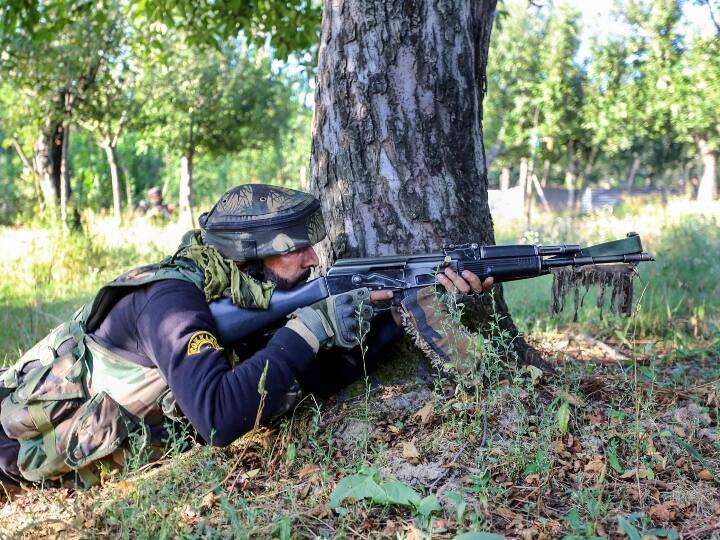 Jammu Kashmir: An encounter begins at Shokbaba forest, Sumblar area of Bandipora जम्मू कश्मीर: बांदीपोरा के शोकबाबा जंगल में मुठभेड़, सुरक्षाबलों ने दो आतंकी किए ढेर