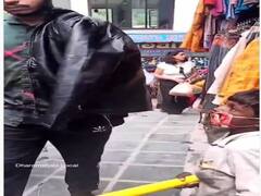 Dharamshala: छोटे से बच्चे ने बीच सड़क पर लोगों से किया मास्क लगाने का आग्रह, वीडियो हुआ वायरल