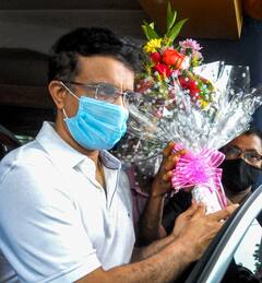 Sourav Ganguly Birthday: রাত ১২টায় মেয়ে সানার দেওয়া কেক কেটে জন্মদিন পালন সৌরভের