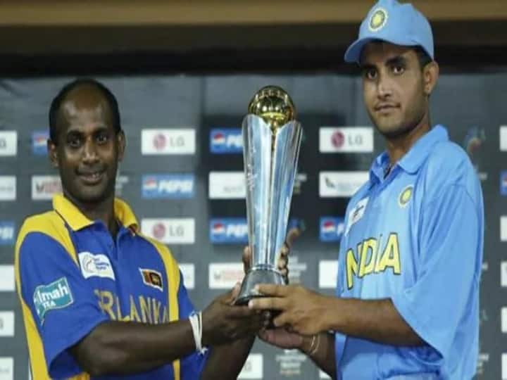 மழையினால் தடைபட்ட மினி உலககோப்பை இறுதிப்போட்டியில், இலங்கை கேப்டன் ஜெயசூர்யாவுடன் கங்குலி பகிர்ந்துகொண்ட போது