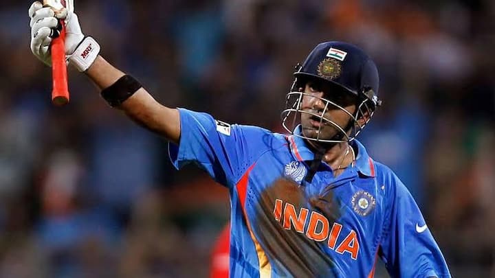 MP Gautam Gambhir Puts 2011 World Cup Pic on Dhoni's Birthday, Divides Cricket Fans धोनीच्या वाढदिवशी FB कव्हर बदलल्याने गौतम गंभीर सोशल मीडियावर ट्रोल