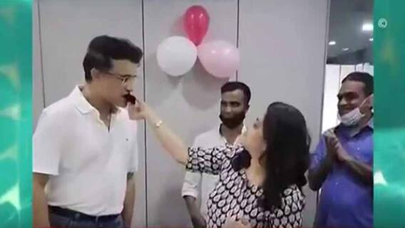 Sourav Ganguly Birthday: লাল-গোলাপি বেলুন আর স্ত্রীর হাতে কেক, অনাড়ম্বরে উনপঞ্চাশে পা সৌরভের