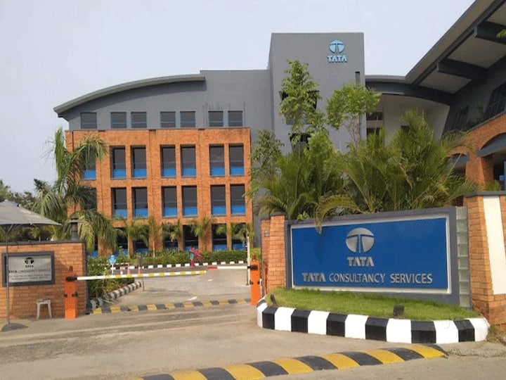 TCS plans to hire over 40,000 freshers from Indian campuses in FY2022 TCS Recruitment | कोरोना काळात आनंदाची बातमी; टिसीएस कंपनी 40 हजार फ्रेशर्सला देणार नोकरी
