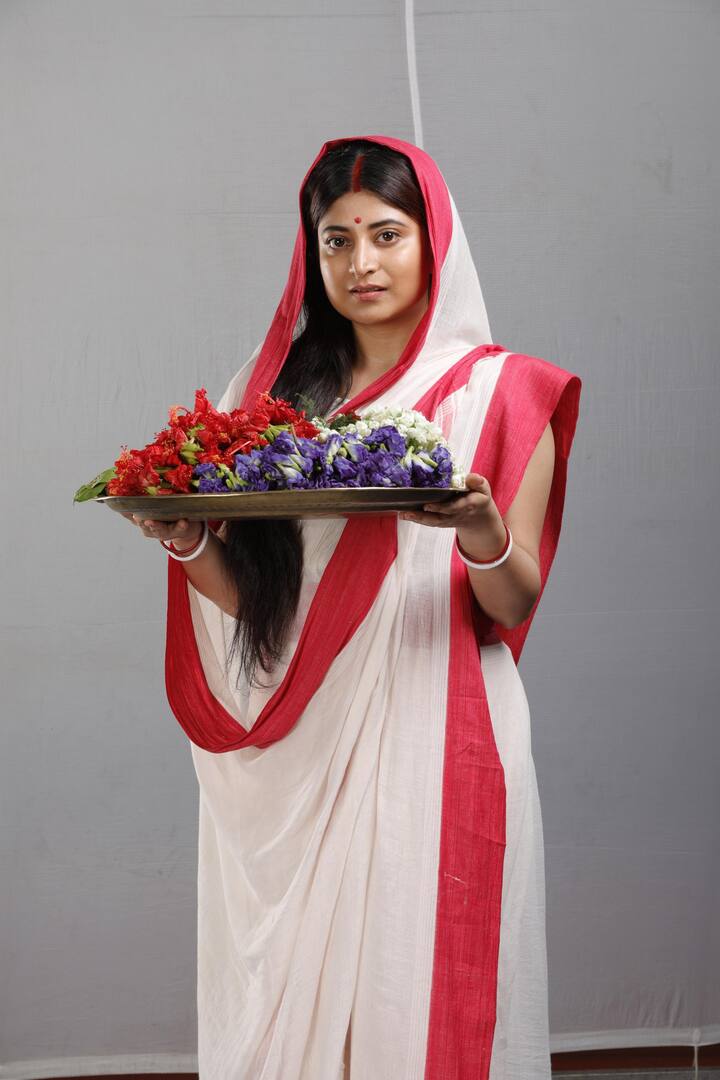 সম্প্রতি প্রকাশ্যে এসেছে সারদা হিসাবে সন্দীপ্তার লুক। লাল পেড়ে সাদা শাড়ি, স্নিগ্ধ চেহারায় দারুণ মানিয়েছে সন্দীপ্তাকে। প্রকাশ্যে এসেছে মা সারদার বেশে তাঁর লুকও। সন্দীপ্তা বলছেন, শুধু অভিনয় নয়, মা সারদাকে বুঝতে গেলে রিসার্চ প্রয়োজন।'