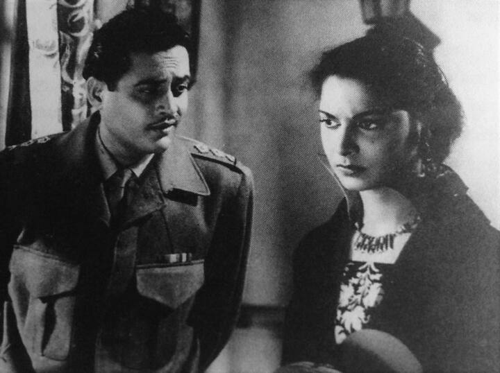 वहीदा के लिए गुरु दत्त की दीवानगी जूनून का रूप लेती जा रही थी. वह उनके बिना किसी फिल्म की कल्पना नहीं कर पाते थे. उन्होंने वहीदा के साथ प्यासा, चौदहवी का चाँद, कागज के फूल जैसी आइकॉनिक फ़िल्में बनाईं लेकिन टूटी शादी और वहीदा को अपना न बना पाने का गम ने उन्हे नशे की दुनिया में धकेल दिया