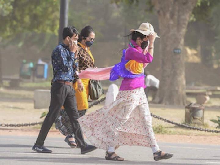 राजस्थान में भी गर्म हवाओं का दौर जारी रहा. राज्य के किसी भी जिले में बारिश नहीं दर्ज की गई. 44.3 डिग्री सेल्सियस अधिकतम तापमान के साथ श्रीगंगानगर राज्य का सबसे गर्म स्थान रहा, इसके बाद पिलानी में 43.2 डिग्री सेल्सियस, चुरू 43 में डिग्री सेल्सियस, अलवर में 42.8 डिग्री सेल्सियस, धौलपुर 42.5 में डिग्री सेल्सियस और पाली में 42 डिग्री सेल्सियस तापमान रहा.