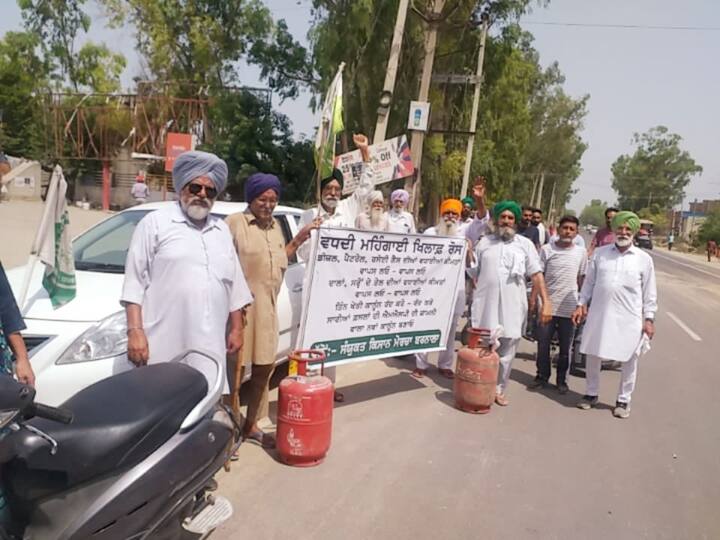 ਅੱਜ ਸੰਯੁਕਤ ਮੋਰਚੇ ਦੇ ਸੱਦੇ 'ਤੇ ਦੇਸ਼ ਭਰ ਵਿੱਚ ਵਧ ਰਹੀ ਮਹਿੰਗਾਈ ਤੇ ਪੈਟਰੋਲ-ਡੀਜ਼ਲ ਤੇ ਗੈਸ ਸਿਲੰਡਰ ਦੀਆਂ ਕੀਮਤਾਂ ਖਿਲਾਫ਼ ਕਿਸਾਨ ਜਥੇਬੰਦੀਆਂ ਵੱਲੋਂ ਰੋਸ ਪ੍ਰਦਰਸ਼ਨ ਕੀਤਾ ਗਿਆ।