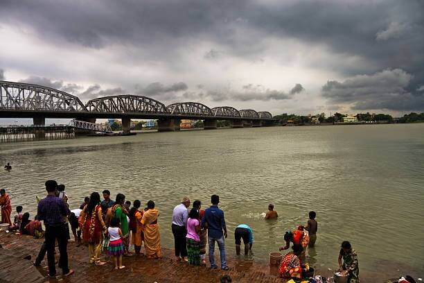 আবহাওয়া দফতর জানায়, দক্ষিণবঙ্গের ওপর দিয়ে মৌসুমী অক্ষরেখা বিস্তৃত। তার জেরে, বৃহস্পতিবার উত্তর ও দক্ষিণ, দুই বঙ্গেই বৃষ্টির পরিমাণ বাড়বে।