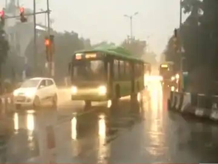 मौसम विभाग के मुताबिक हरियाणा के गुरुग्राम में अधिकतम तापमान 43.7 डिग्री सेल्सियस दर्ज किया गया, जो सामान्य से छह डिग्री अधिक है. इसके अलावा अंबाला, हिसार और करनाल में भी अधिकतम तापमान क्रमश: 40.8 डिग्री, 42.8 डिग्री और 39.4 डिग्री रहा, जो सामान्य से पांच डिग्री तक अधिक है. इसी प्रकार राज्य के नारनौल और रोहतक में भी अधिकतम तापमान क्रमश: 43.3 डिग्री और 41.8 डिग्री सेल्सियस दर्ज किया गया.