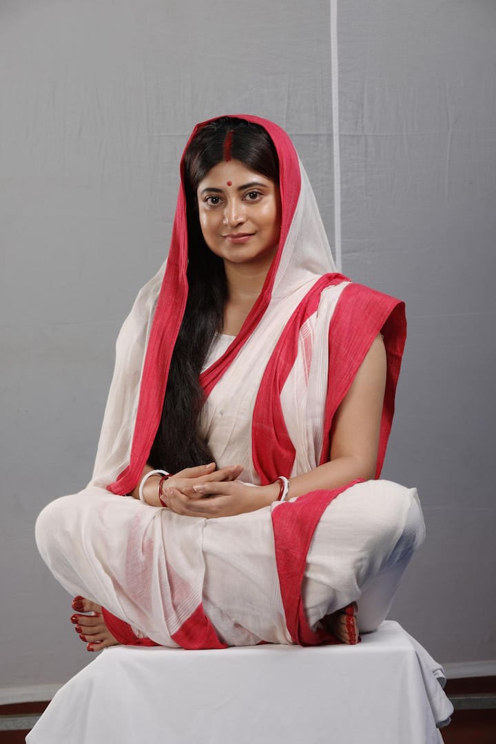 ধারাবাহিক থেকেই সন্দীপ্তার পরিচিতি। ‘দুর্গা’ ধারবাহিকের হাত ধরে অভিনয় জীবনে পা রাখেন সন্দীপ্তা। এরপর ‘টাপুর টুপুর’, ‘তুমি আসবে বলে’ সহ একাধিক ধারাবাহিকে অভিনয় করেছেন তিনি। এরপর ওটিটিতে ভিন্ন স্বাদের চরিত্রে দেখা গিয়েছিল সন্দীপ্তাকে। বেশ কিছুদিন পর আবার ধারাবাহিকেই ফিরছেন সন্দীপ্তা।