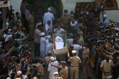 Dilip Kumar Funeral: तिरंगे में लिपटकर सुपुर्दे खाक हुए दिलीप कुमार, अंतिम विदाई देने अमिताभ बच्चन सहित कई सितारे पहुंचे