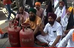 ਅਮ੍ਰਿਤਸਰ 'ਚ ਕਿਸਾਨਾਂ ਦਾ ਸੜਕਾਂ 'ਤੇ ਸਿਲੰਡਰ ਰੱਖ ਮਹਿੰਗਾਈ ਖ਼ਿਲਾਫ਼ ਹੱਲਾ ਬੋਲ