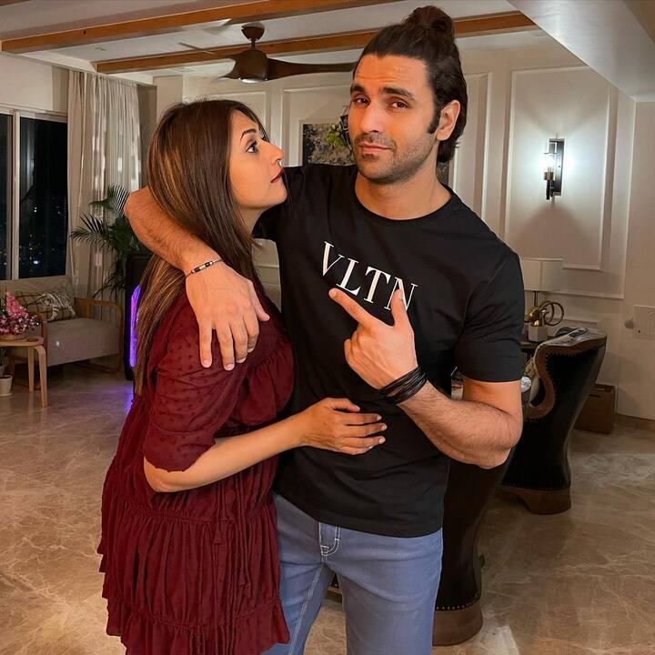 Popular TV actress Divyanka Tripathi, fondly known for her role of Ishita in 'Yeh Hai Mohabbatein', celebrated her fifth wedding anniversary with husband Vivek Dahiya on July 8, 2021. Scroll down to see photos from their celebrations.