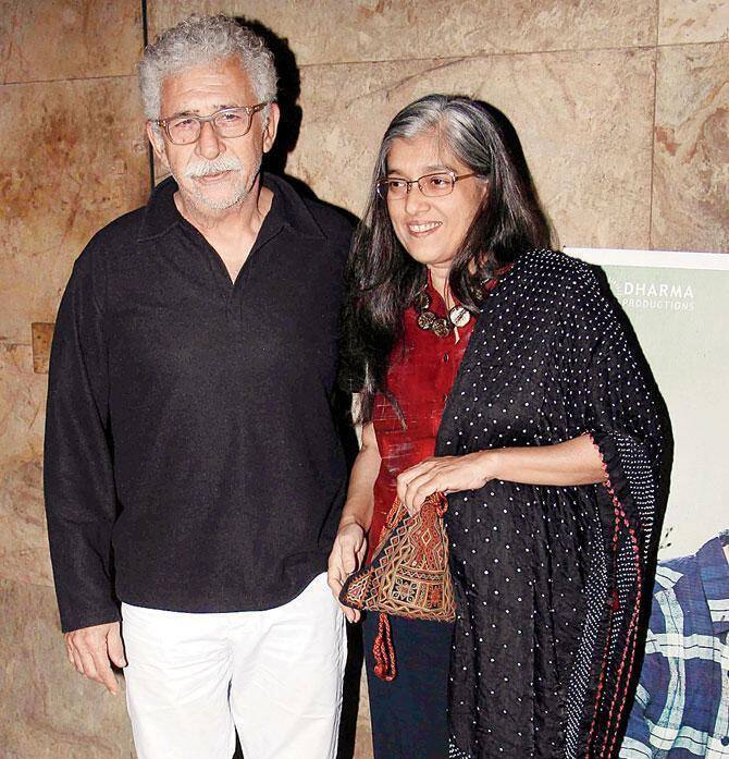 Naseeruddin Shah - Ratna Pathak: नसीरुद्दीन शाह और रत्ना पाठक अलग धर्म के थे लेकिन फिर भी दोनों आज तक एक दूसरे के साथ मजबूती से खड़े नजर आते हैं. 1 अप्रैल, 1982 में दोनों ने शादी की थी वो भी कुछ करीबी लोगों के बीच लेकिन तब जो रिश्ता बंधा वो आज तक कायम है और इस प्यार भरे रिश्ते को दोनों शिद्दत से निभा रहे हैं. (फोटो - सोशल मीडिया)