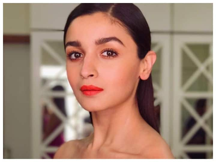 Alia Bhatt love for pink knows no bounds she rocked the shade in different outfits पिंक कलर के लिए नहीं है Alia Bhatt के प्यार की कोई सीमा, अलग-अलग आउटफिट में दिखा रही हैं नया अंदाज़