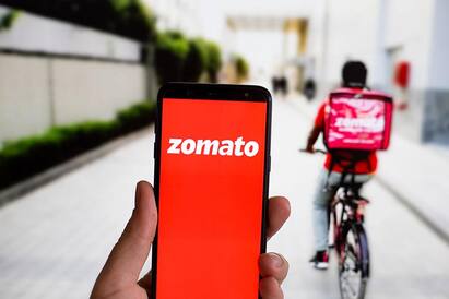 Zomato net loss widens to 356 crore in april-june quarter for fiscal year 2021-22 Zomato Net Loss: சோறு போடுற சொமாட்டோவுக்கு இந்த நிலையா... 356 கோடி நஷ்டம்.. பங்குச்சந்தையில் சரிவு!