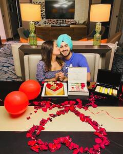 पति Rohanpreet के साथ इस आलीशान घर में रहती हैं Neha Kakkar, क्या आपने देखी हैं घर की Inside Pictures