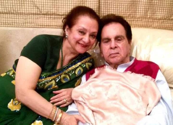 Dilip Kumar - Saira Banu: दिलीप कुमार और सायरा बानो की उम्र में एक पीढ़ी जितना अंतर था लेकिन दोनों की जोड़ी प्यार में इस कदर डूबी रहती थी मानो भगवान ने दोनों को सिर्फ एक दूसरे के लिए बनाया था. साहब की सायरा और सायरा के साहब. जहां दिलीप कुमार होते वहां सायरा जरूर होतीं. कुछ ऐसा था दोनों का प्यार. (फोटो - सोशल मीडिया)