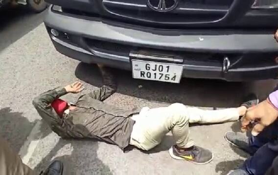 Surat : ટ્રાફિક પોલીસે બાઇક ટોઇંગ કરતાં, યુવક ટોઇંગ વાન સામે રસ્તા પર સૂઈ ગયો ને પછી તો..... Surat : ટ્રાફિક પોલીસે બાઇક ટોઇંગ કરતાં, યુવક ટોઇંગ વાન સામે રસ્તા પર સૂઈ ગયો ને પછી તો.....