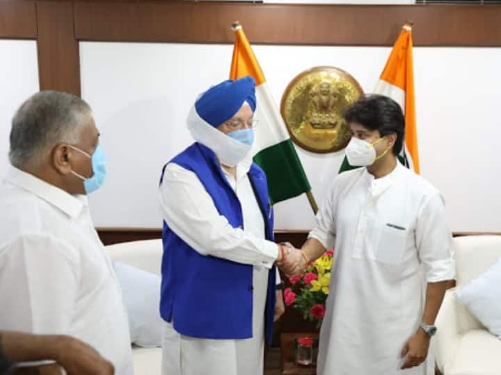 Jyotiraditya Scindia took charge as Civil Aviation Minister read story ज्योतिरादित्य सिंधिया ने संभाला नागरिक उड्डयन मंत्री का कार्यभार, कैबिनेट मंत्री के रूप में ली थी शपथ