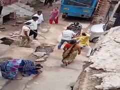 महिला व बुजुर्ग पर टूटा शराबियों का कहर, सोशल मीडिया पर वायरल हुआ वीडियो