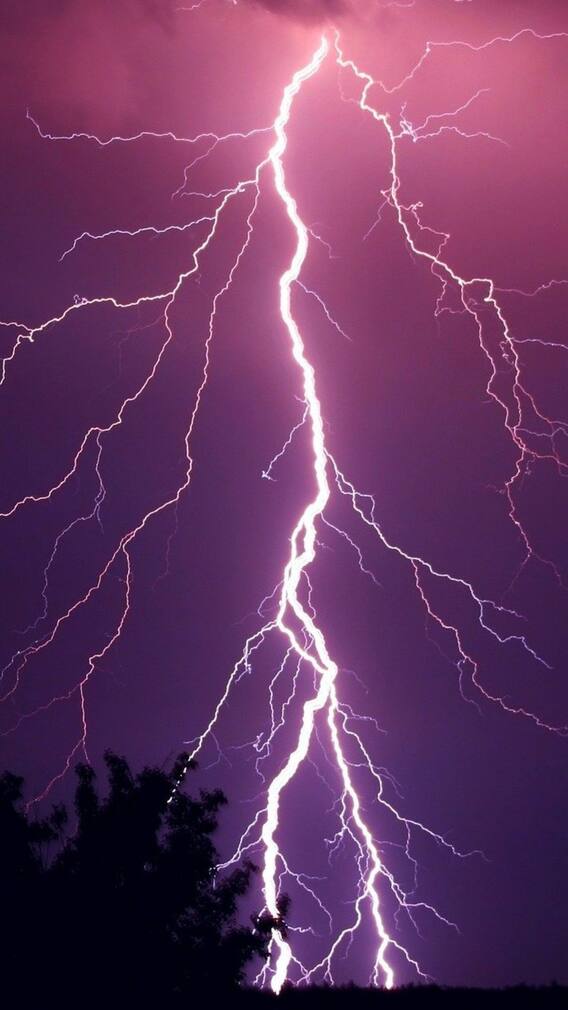 বজ্রপাতের সময় ভুলেও করবেন না এই কাজগুলি