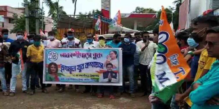 Petrol Diesel Price Hike in West Bengal Nadia TMC activists give roses and sweet to bike riders in protest of petrol price hike পেট্রোলের দামে সর্বকালীন রেকর্ড, বাইক আরোহীদের গোলাপ ফুল ও মিষ্টি দিয়ে প্রতিবাদ তৃণমূল কর্মীদের