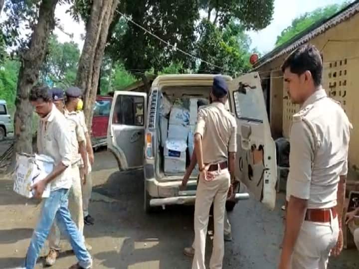 Bihar: Smugglers kept house as warehouse, team of excise department raided and seized liquor worth lakhs ann बिहार: उत्पाद विभाग की टीम ने छापेमारी कर लाखों की शराब की जब्त, तस्कर ने घर को बना रखा था गोदाम