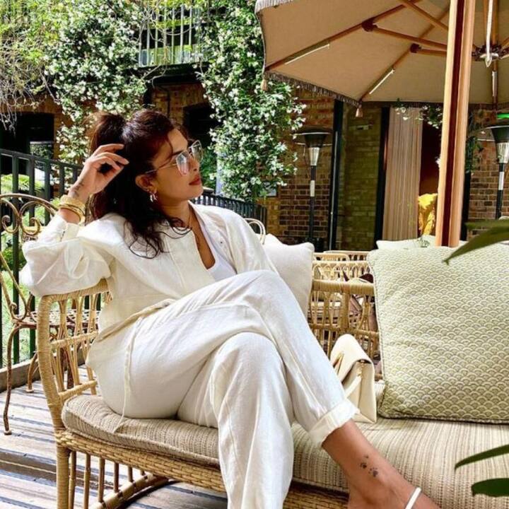 Priyanka Chopra in London, slays her summer look in all white outfit In Pics: लंदन में आराम फरमा रहीं प्रियंका चोपड़ा ने शेयर की अपनी शानदार तस्वीरें, ज्वैलरी की हो रही है खूब चर्चा