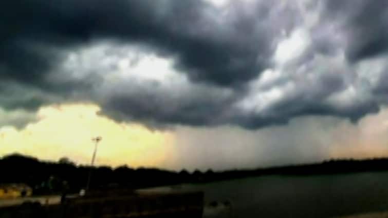 Weather Updates Kolkata West Bengal thunderstorm rain alert Alipore meteorogical department Know details  Weather Updates: আগামী ১-২ ঘণ্টার মধ্যে দক্ষিণবঙ্গের একাংশে বজ্রবিদ্যুৎসহ বৃষ্টির পূর্বাভাস