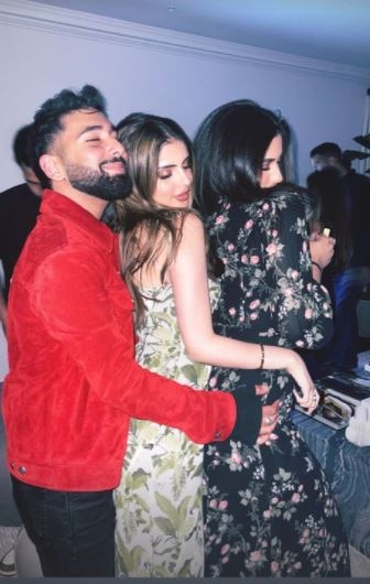 सुहाना खान एक स्ट्रैपलेस फिगर-हगिंग ड्रेस में पोज़ देती हैं क्योंकि वह अपने दोस्तों के साथ नाइट पार्टी करती हैं, देखें वायरल PICS