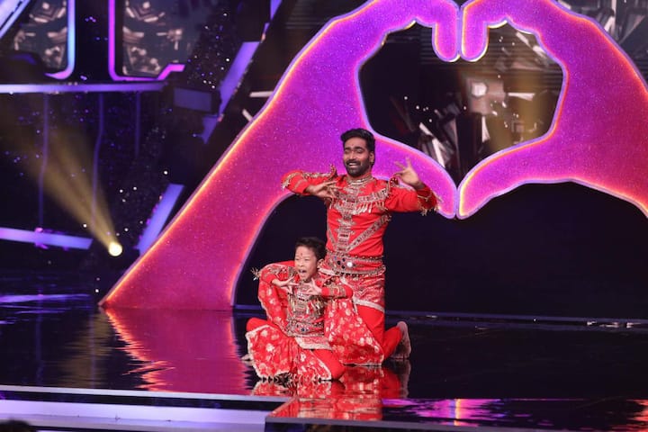 इस बार प्रतियोगी सौमित और उनके सुपर गुरु ने उपस्थित सभी लोगों को एक अप्रत्याशित सरप्राइज दिया. उन्होंने 