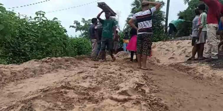 Road construction stopped at kanksa to protest on protest against the use of poor-quality material Kanksa News : নিম্নমানের সামগ্রী ব্যবহারের অভিযোগ, গ্রামবাসীদের বিক্ষোভে কাঁকসায় বন্ধ পাকা রাস্তা তৈরির কাজ