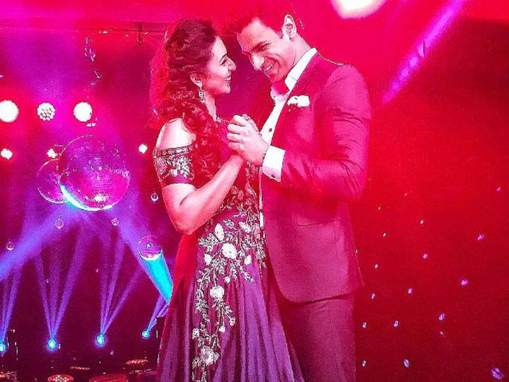 Divyanka Tripathi danced fiercely on the song 'Biwi No. 1' with Vivek Dahiya celebrated their fifth wedding anniversary Divyanka Tripathi संग’ बीवी नंबर 1’ गाने पर जमकर नाचे Vivek Dahiya, ऐसे मनाया पांचवी वेडिंग एनिवर्सरी का जश्न