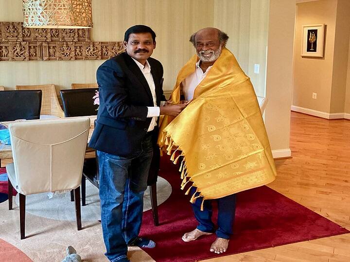 நண்பர்கள் பொன்னாடை போர்த்துகின்றனர்